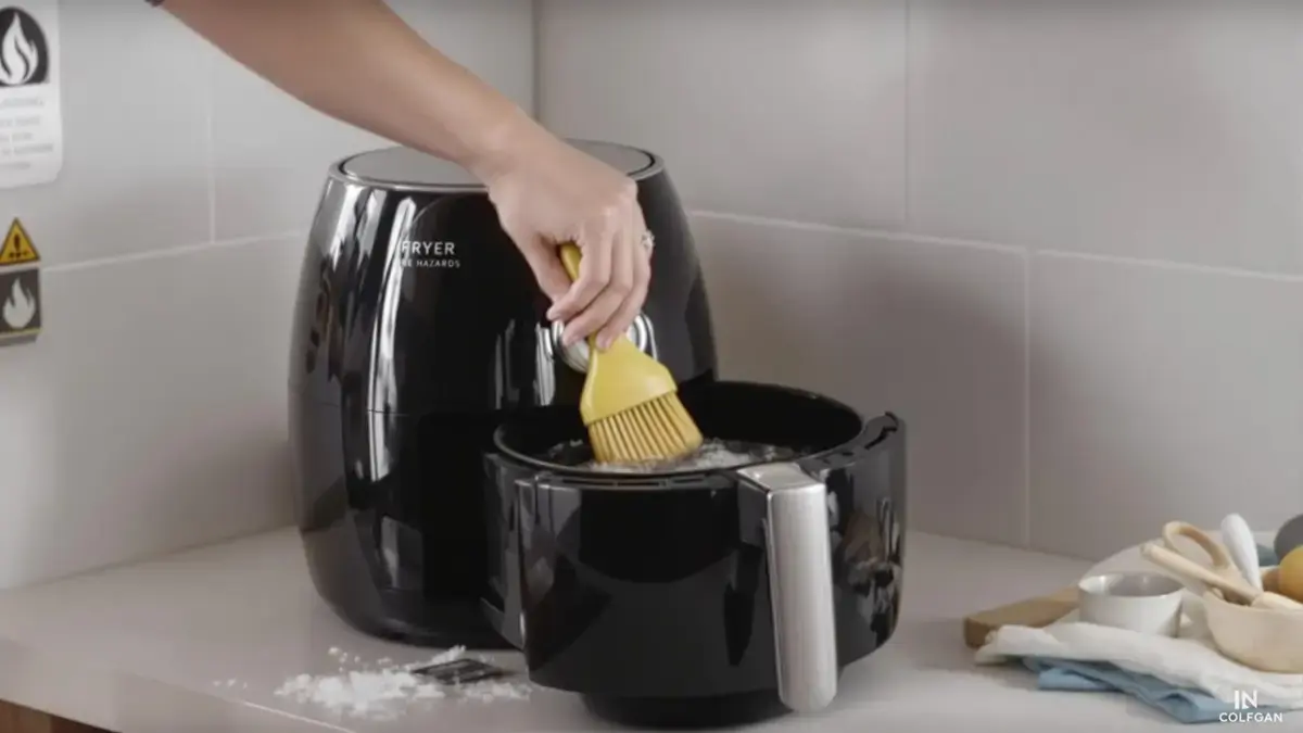 Vermijd het om je airfryer op deze manier schoon te maken, tenzij je een brand wilt veroorzaken