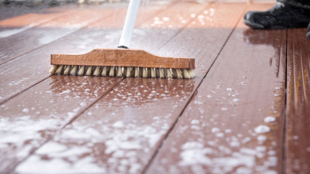 Bereid uw terras voor op de lente: de grootmoeders tip voor een effectieve reiniging zonder bleekmiddel of Kärcher