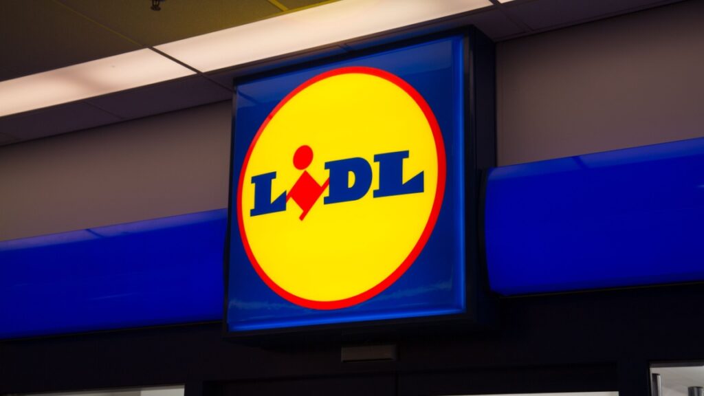 Deze keramieken vaas van 3,99 euro bij Lidl lijkt op een ontwerp van een grote designer