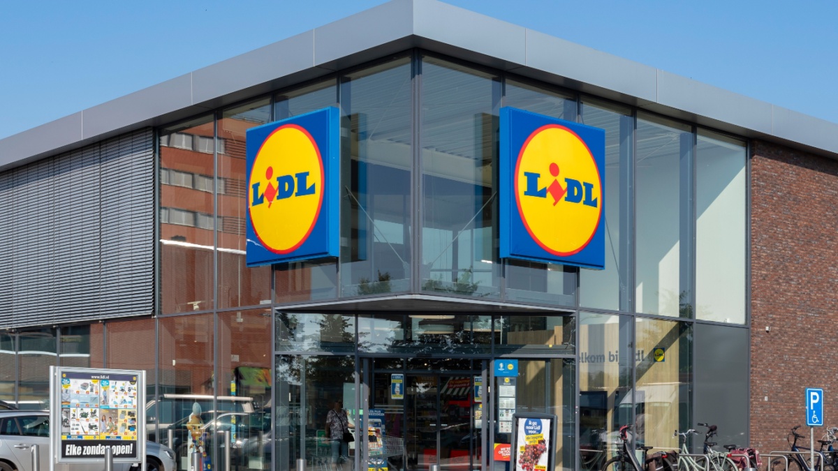 Deze Lidl-tafel transformeert je buitenruimte voor minder dan 12€ en maakt indruk voor de zomer