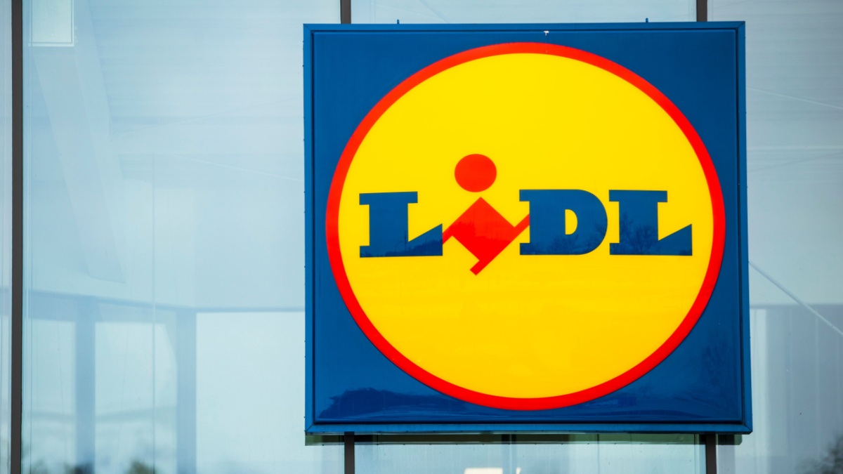Deze kleurrijke parasol met franjes van Lidl zal uw beste bondgenoot zijn om u deze zomer te beschermen tegen de zon