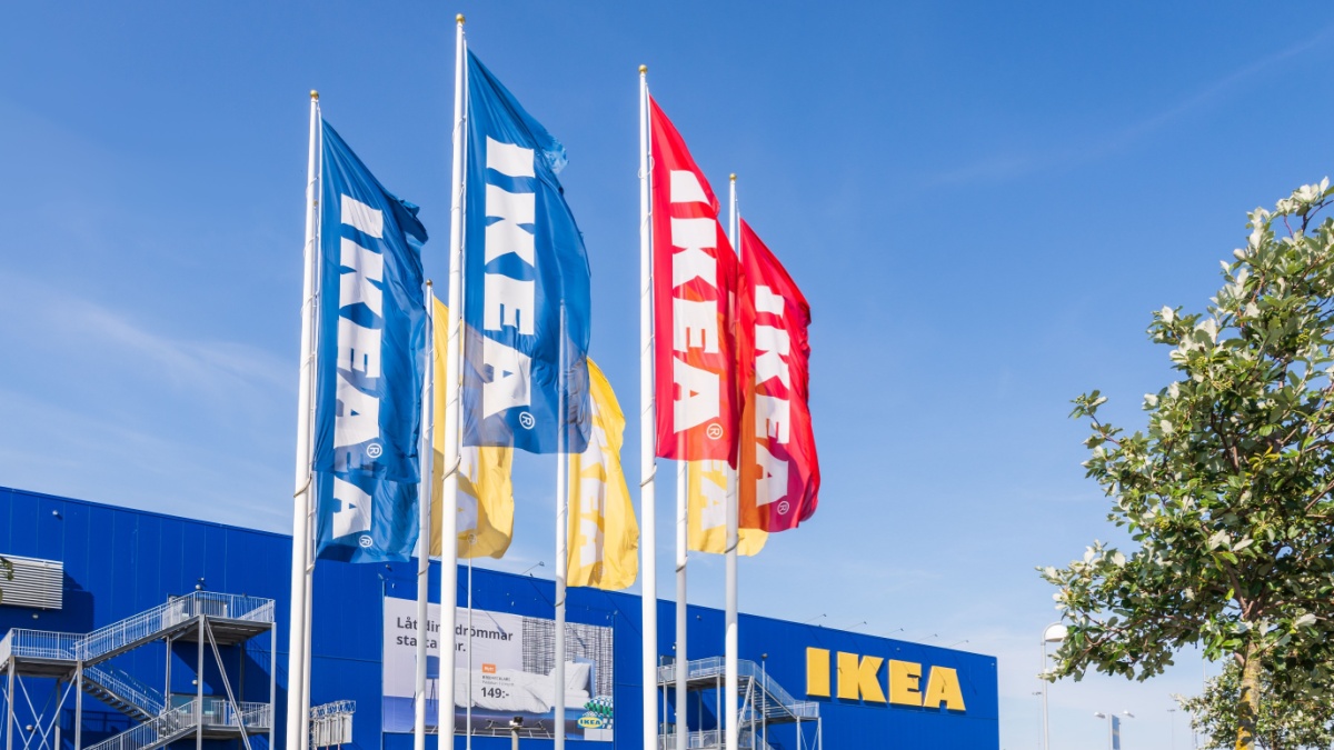 Deze elegante buitentafel van Ikea combineert opbergruimte, design en praktisch gebruik