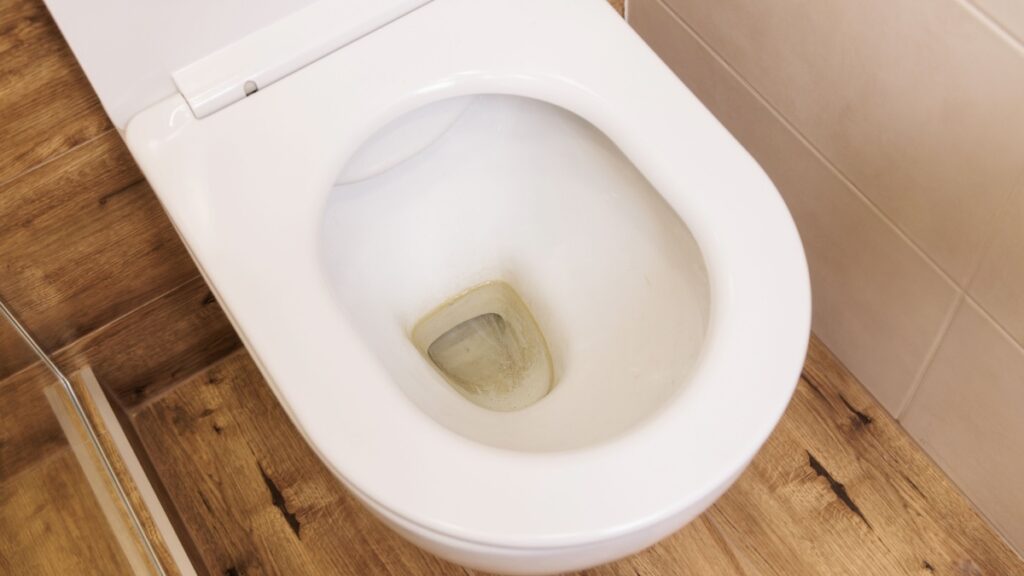 Hoe je bruine vlekken op het toilet kunt verwijderen: met deze simpele tip lukt het altijd