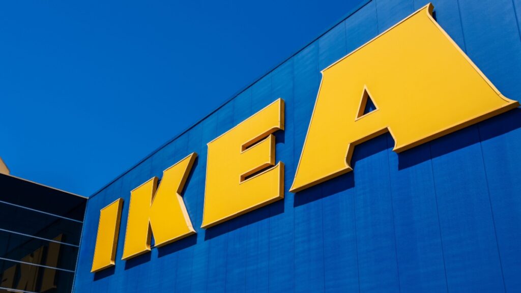 Deze ultracomfortabele IKEA-bank, die in de winkel werd bestormd, weerstaat alle gekkigheden