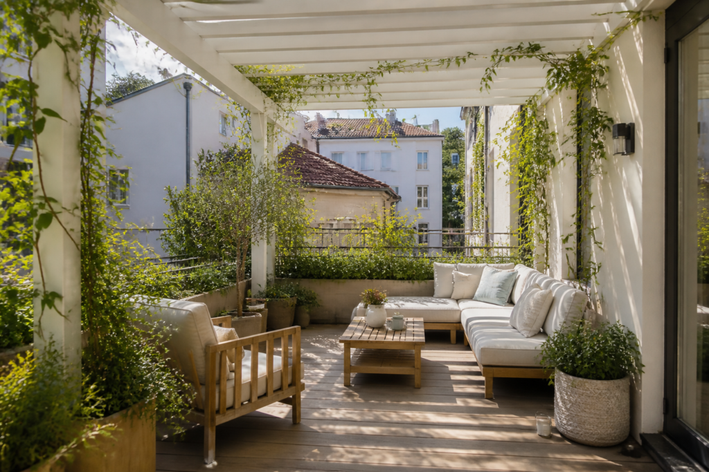 Pergola voor kleine tuin: hoe maak je een beschut hoekje zonder het te verstikken