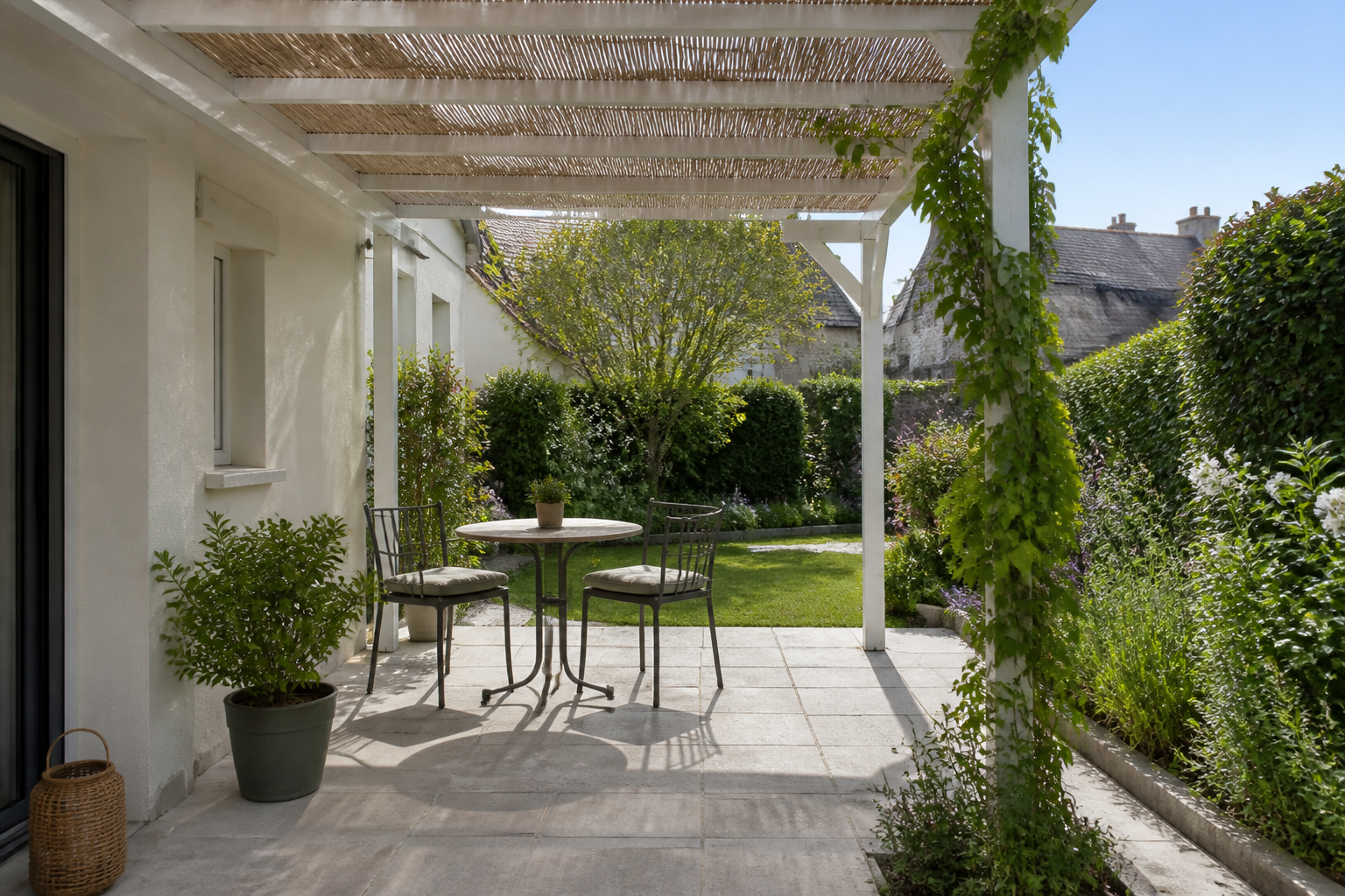 Pergola voor kleine tuin: hoe maak je een beschut hoekje zonder het te verstikken